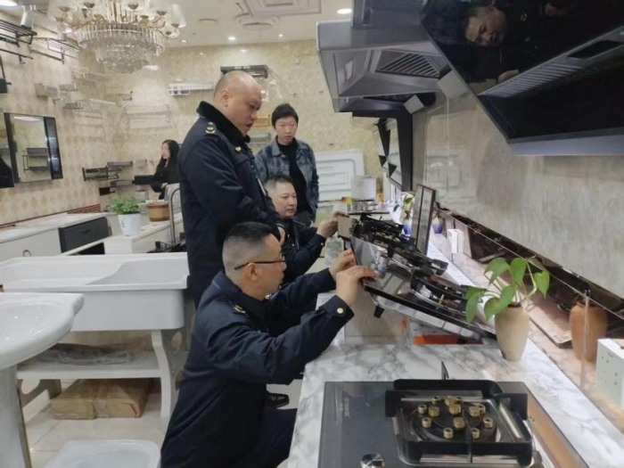 合江縣市場(chǎng)監(jiān)管局開展燃?xì)馄骶呒半娙∨鞯犬a(chǎn)品質(zhì)量檢查，確保家用電器零配件銷售安全